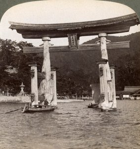 Denizden yükselen kutsal torii kapısı, Itsukushima Tapınağı, Miyajima Adası, Japonya, 1904 by Underwood and Underwood