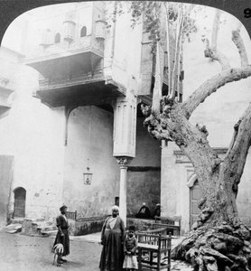 Zengin bir Cairenes evinin avlusundaki harem pencereleri, Kahire, Mısır, 1905. by Underwood and Underwood