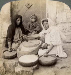 Değirmende öğüten kadınlar, Filistin, 1900. by Underwood and Underwood