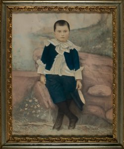 Süslü Mavi Takım Elbiseli Çocuk by Unidentified