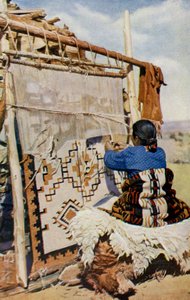 Arizona. Arizona çölünün kalbinde, Navajo battaniyeleri dokunuyor, güzellikleri ve kullanışlılıkları birçok müşteriyi kendine çekiyor. 1920 by Unknown