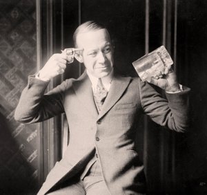 Ernie Hare, yasak konusundaki hoşnutsuzluğunu taklit ediyor, c.1920 by Unknown