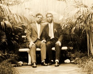 Tropikal bir bahçede sevecen bir çiftin portresi, 1930 dolayları