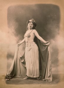 Doğu kostümlü Napoletan aktris Bayan Caracciolo by Unknown