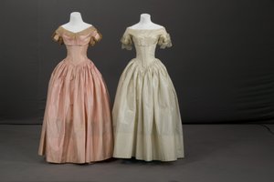 Nedime elbisesi ve çiçek kız elbisesi by Unknown artist