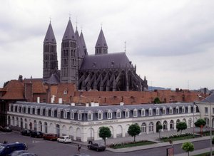 Cathedrale de Tournai (Belçika), dışarıdan görünüm. by Unknown artist