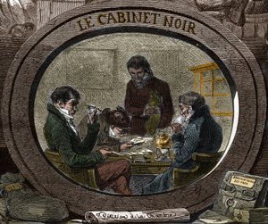 19. yüzyılda sansür: Eski Rejim altında, güvenlik nedeniyle özel yazışmaları incelemekle görevli olan hizmete “Kara Dolap” denir. 19. yüzyılın gravürü. by Unknown artist