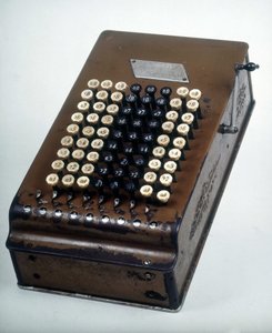 Keçe Hesap Makinesi: Komptometre by Unknown artist