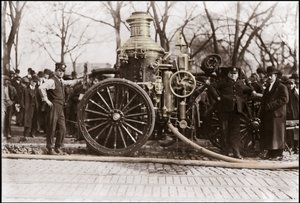 New York İtfaiyesi 1909 Yangın pompası. by Unknown artist