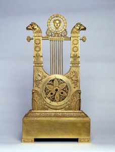 Arp şeklinde şömine saati. by Unknown artist