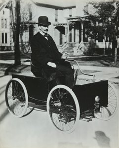 Henri Ford ilk benzinli arabasını 1896