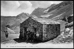 Gavarnie limanına giden yol: barınak (dağ sığınağı) - kartpostal, 19. yüzyılın sonları. by Unknown artist
