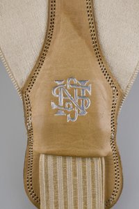 Jartiyer, c.1880 (ayrıntılı görünüm), İşlemeli beyaz saten, deri, gümüş, Üretici bilinmiyor by Unknown artist