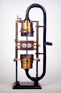 Alman fizikçi ve fizyolog Hermann Ludwig Ferdinand von Helmholtz (1821-1894), işitme mekanizmalarını kapsamlı bir şekilde araştırdı. by Unknown artist