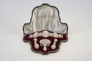 Alyans, broş ve küpe takımı by Unknown artist