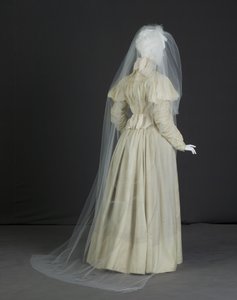 Düğün elbisesi by Unknown artist