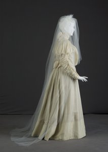 Düğün elbisesi by Unknown artist