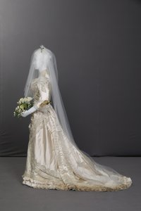 Düğün elbisesi by Unknown artist