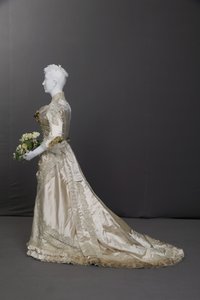 Düğün elbisesi by Unknown artist