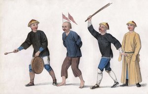 İddianame mahkemeye götürülüyor. Halkın dikkatini çekmek için kafasına kırmızı bayraklar sabitlenir ve bir adam gongu çalar. Gravür, “Çinlilerin Cezaları”, Londra by Unknown artist