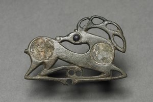 Yaslanmış Geyik Şeklinde Fibula by Unknown artist