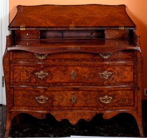 Mobilya: sedir ağacından şifonyer. 1735-1745 yakl. karartmak 97x137x68 cm Özel koleksiyon by Unknown artist