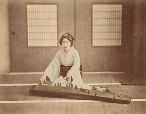 [Koto Çalan Japon Kadın] by Unknown artist