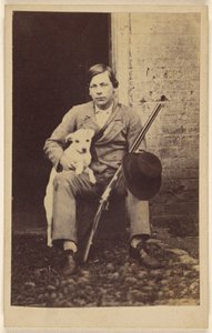 [Beyaz bir köpek, bir tüfek ve bacağına yaslanmış şapkasıyla oturan adam] by Unknown artist