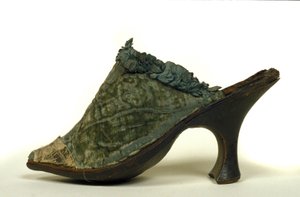 18. yüzyıl kadınları için topuklu ayakkabı modeli. by Unknown artist
