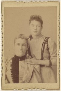 [Anne oturuyor, kızı ayakta] by Unknown artist
