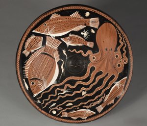 Kırmızı Figür Balık Tabağı: Ahtapot, Kefal, Çipura, Kabuklu Deniz Ürünleri by Unknown artist