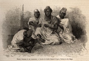 Toucouleur kabilesinden Tierno Ousman, Guemmou Koura (Mali) köyünün reisi, elinde iri taneli bir Müslüman tespihiyle namazını kılarken, masörleri sırtına ve bacaklarına masaj yapıyor. Teğmen
