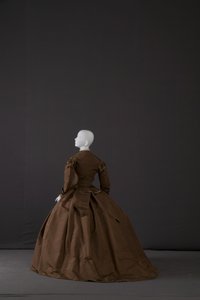 Çeyiz elbisesi (arkadan eğik görünüm) by Unknown artist