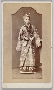 İsimsiz (Japon kimonosu içinde yelpazeli beyaz kadın) by Unknown artist
