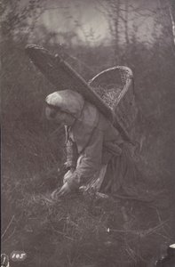 [Sırtında sepet olan kadın] by Unknown artist