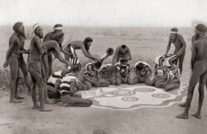 Avustralya, Warramunga Kabilesinin Totemik Töreni by Unknown photographer