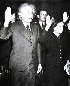 Albert Einstein ve üvey kızı Margot, New Jersey'de ABD Vatandaşlığı yemini ediyor by Unknown photographer