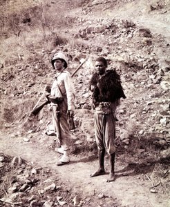 Ghinda yolunda bir İtalyan askeri ve bir Habeş mahkumu. by Unknown photographer