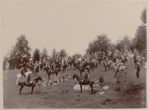 Ootacamund Hunt toplantısında İngiliz ve Hintli biniciler by Unknown photographer