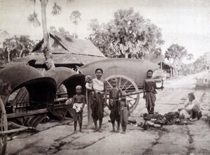 Angkor Vat Yolu üzerinde Kamboçyalılar by Unknown photographer