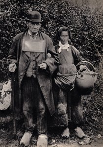 Birkaç Breton dilenci. Fotoğraf, 19. yüzyıl sonu, Paris. Kol. Selva. by Unknown photographer