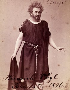 Alman tenor Heinrich Vogl (1845 - 1900) Richard Wagner'in Bayreuth'taki “Siegfried”inde Loge rolünde. 1896 by Unknown photographer