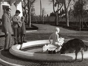 Gino Bartali, iki çocuğu ve bir köpeğiyle çeşmenin yanında by Unknown photographer