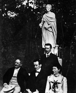 Guglielmo Marconi (1874-1937), İtalyan fizikçi ve mucit, ebeveynleri ve kardeşi Alfonso ile 1897