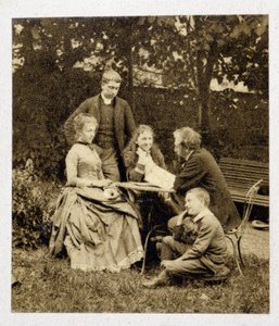 Gustave Eiffel ailesiyle birlikte. Fotoğraf 1882 by Unknown photographer