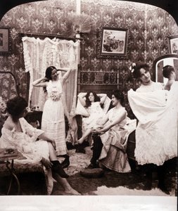 19. yüzyılın sonunda bir genelevin içi. by Unknown photographer