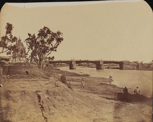 Taş ayaklı demir köprü, ön planda siviller, Gumti Nehri, Lucknow by Unknown photographer