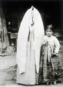 Koreli kadın ve genç kız by Unknown photographer