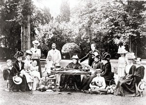Kral George V, Kral Edward VIII de dahil olmak üzere İngiliz Kraliyet Ailesi üyeleri, bir bahçe partisinde Kraliçe Victoria