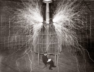 Nikola Tesla, Colorado Springs laboratuvarında “Büyüteç Vericisi” ile oturuyor by Unknown photographer